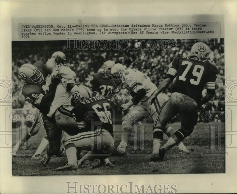 1971 Press Photo Redskins&#39; Pottios, Biggs and McDole stop Oilers&#39; Frazier.- Historic Images