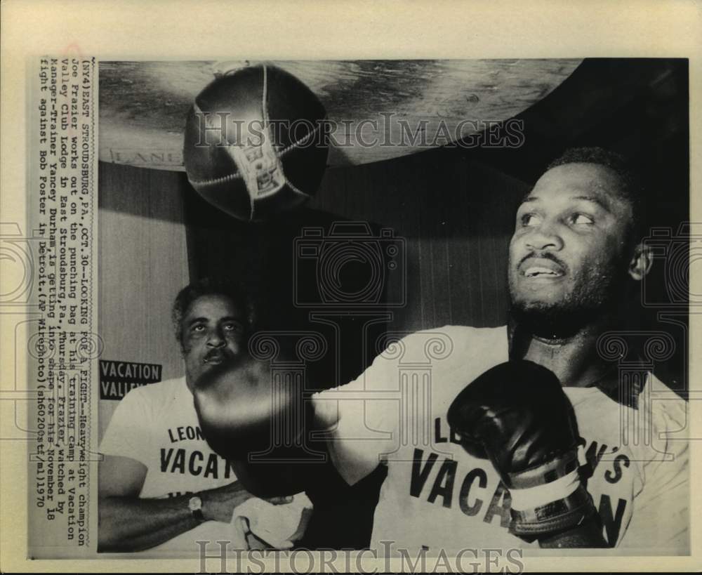 1970 Press Photo Boxing champ Joe Frazier works as manager Yancy Durham looks on- Historic Images