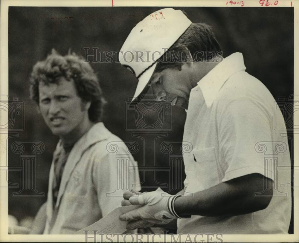 1975 Press Photo Pro golfer Lee Trevino signs his score card at Houston Open.- Historic Images