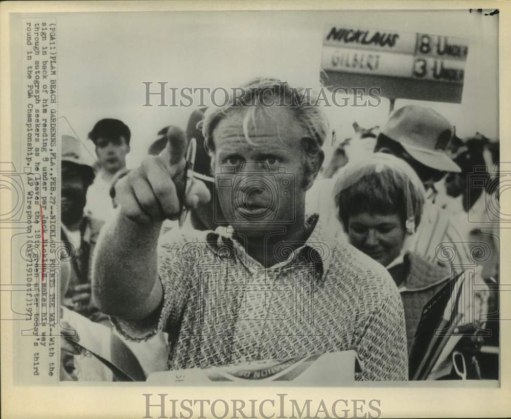 1971 Press Photo Jack Nicklaus points the way to 8-under at PGA Championships.- Historic Images