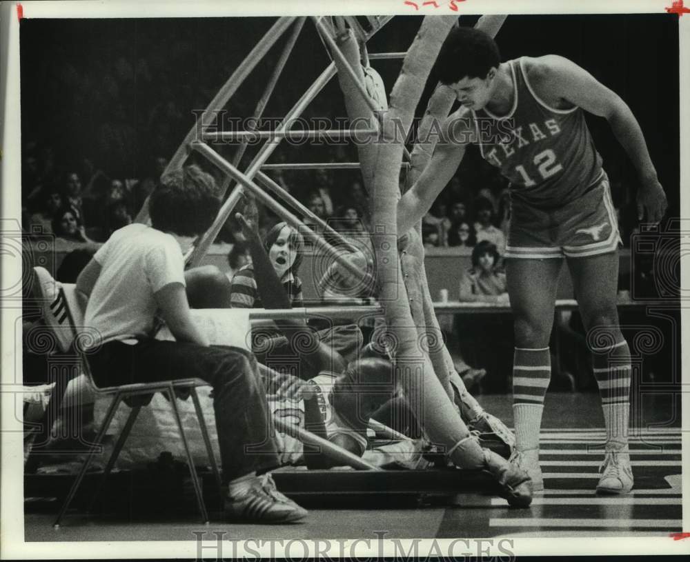 1977 Press Photo Texas&#39; Ron Baxter lends hand to Houston&#39;s Mike Schultz.- Historic Images