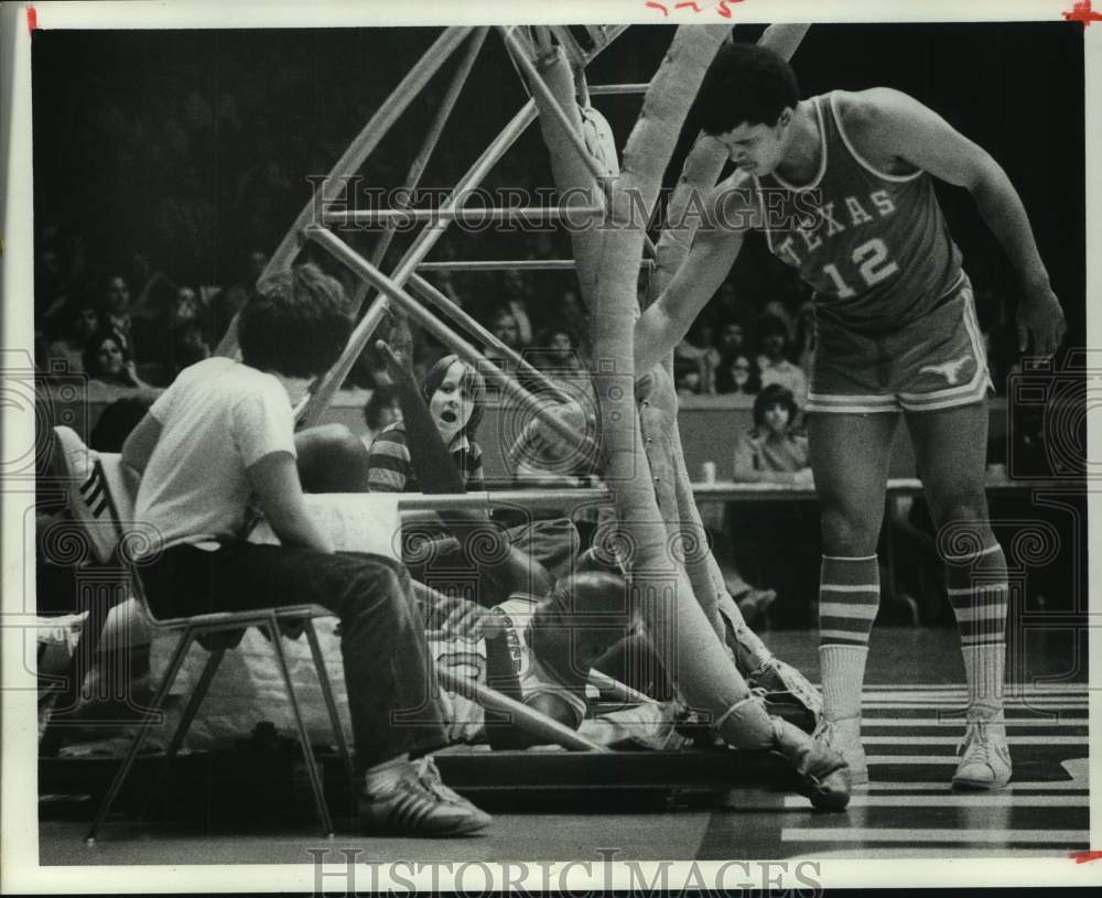 1977 Press Photo Texas' Ron Baxter lends hand to Houston's Mike Schultz.- Historic Images