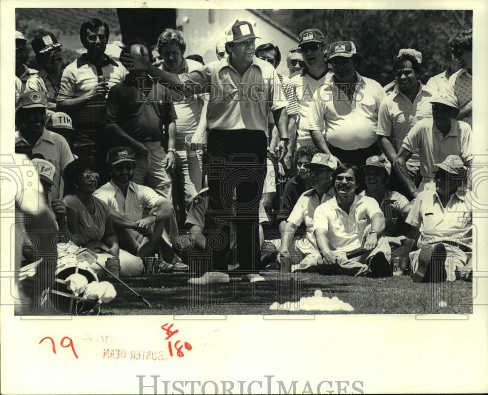 1987 Press Photo Golfer Lee Trevino gives a golf clinic to interested golfers.- Historic Images