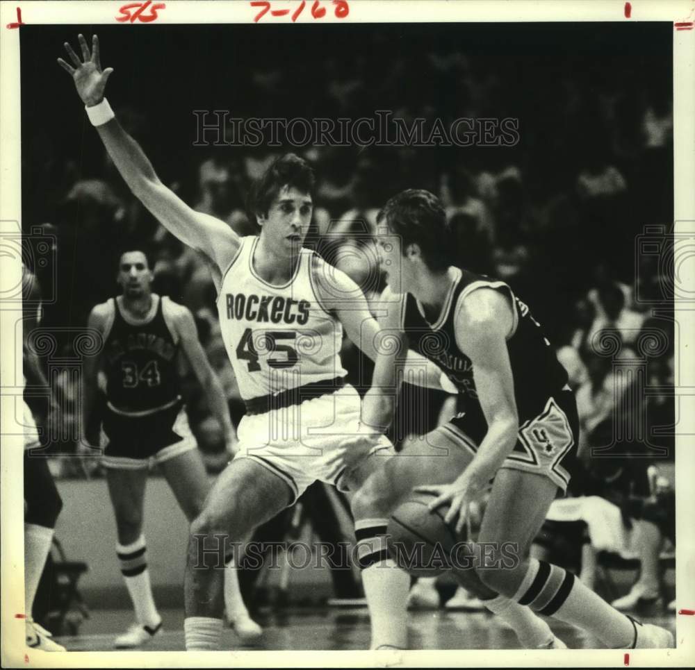 1980 Press Photo Rockets Rudy Tomjanovich defends against the Spurs. - hcs12820- Historic Images