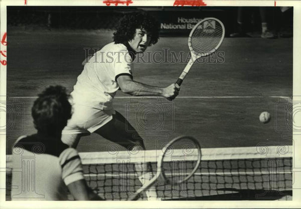 1980 Press Photo Pro Tennis player Bill Scanlon goes after Harold ...