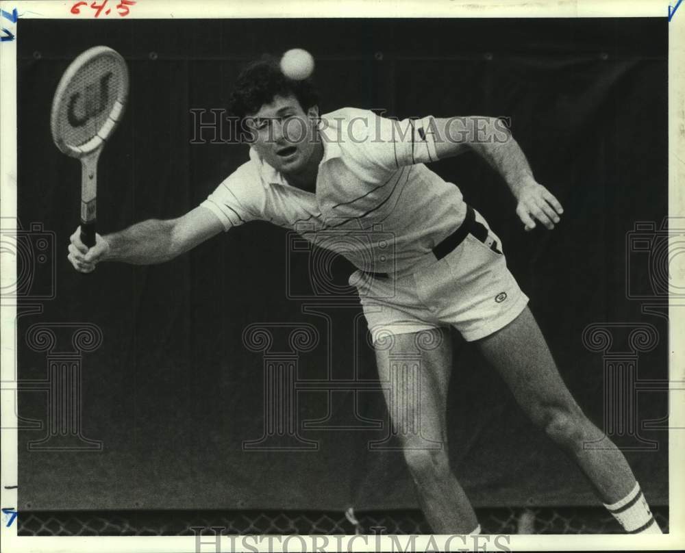 1984 Press Photo Pro tennis player Bill Scanlon lunges for a forehand return.- Historic Images