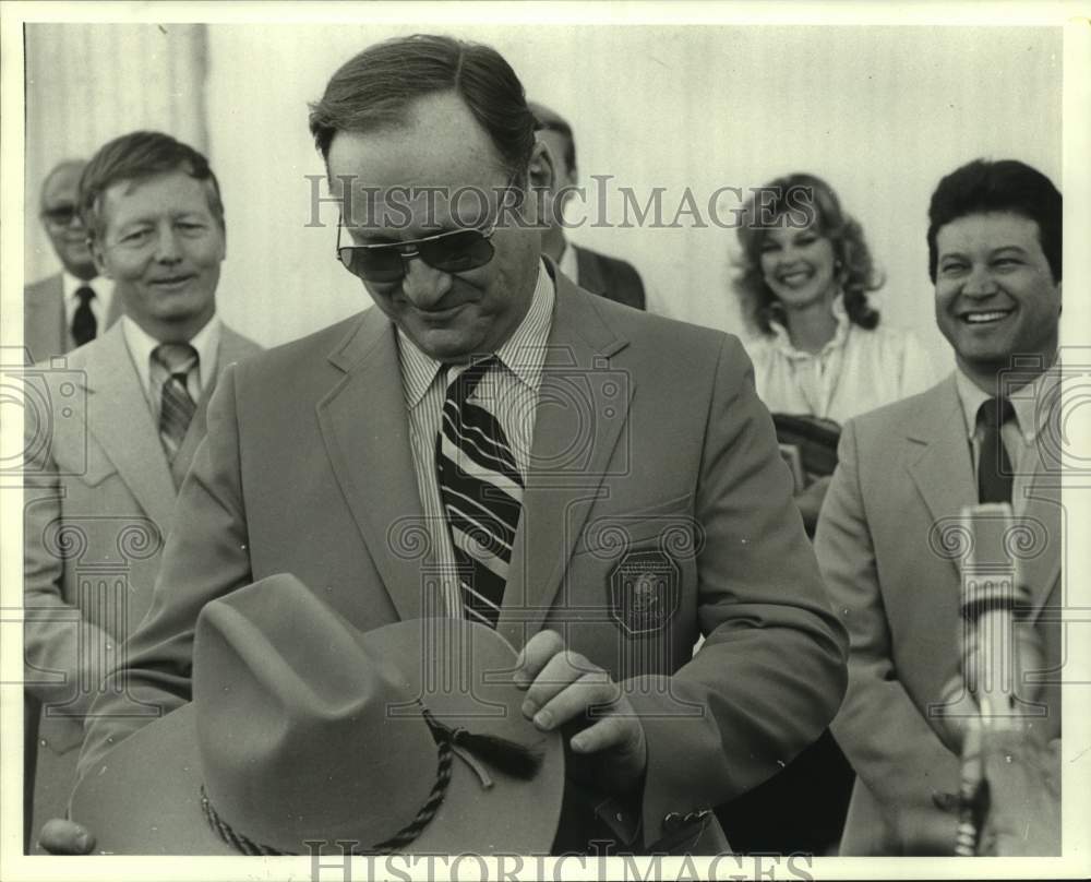 1982 Press Photo Michigan football coach Bo Schembechler receives cowboy hat.- Historic Images