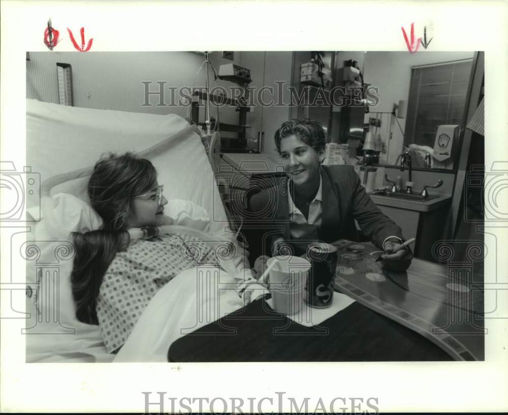 1991 Press Photo Monica Seles visits RyAnn Emrick at Texas Children&#39;s Hospital.- Historic Images