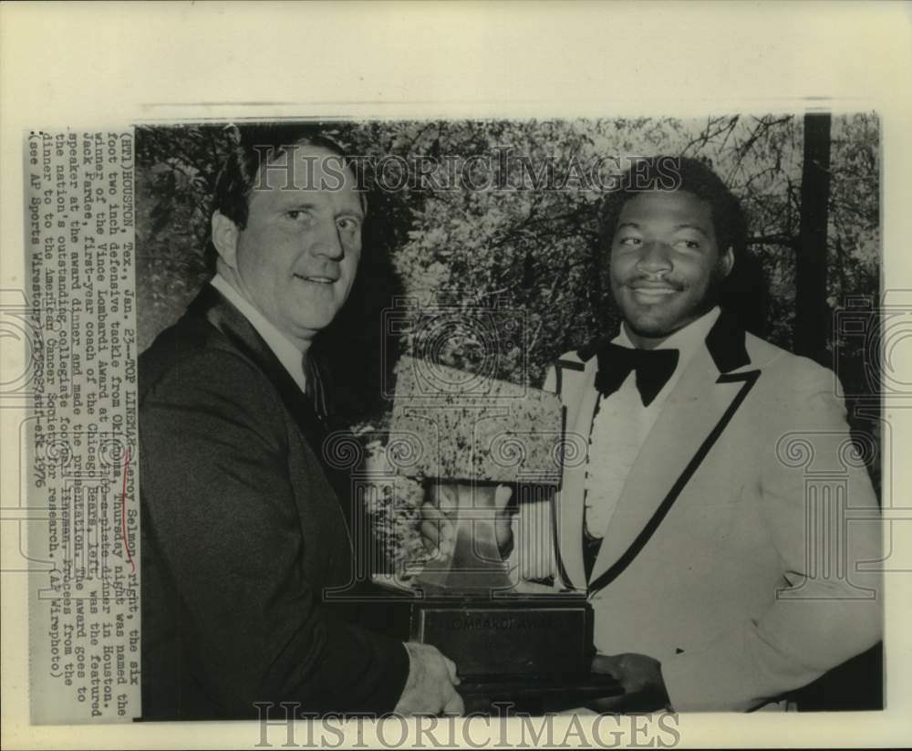 1976 Press Photo Jack Pardee presents Lombardi Award to Leroy Selmon in Houston.- Historic Images