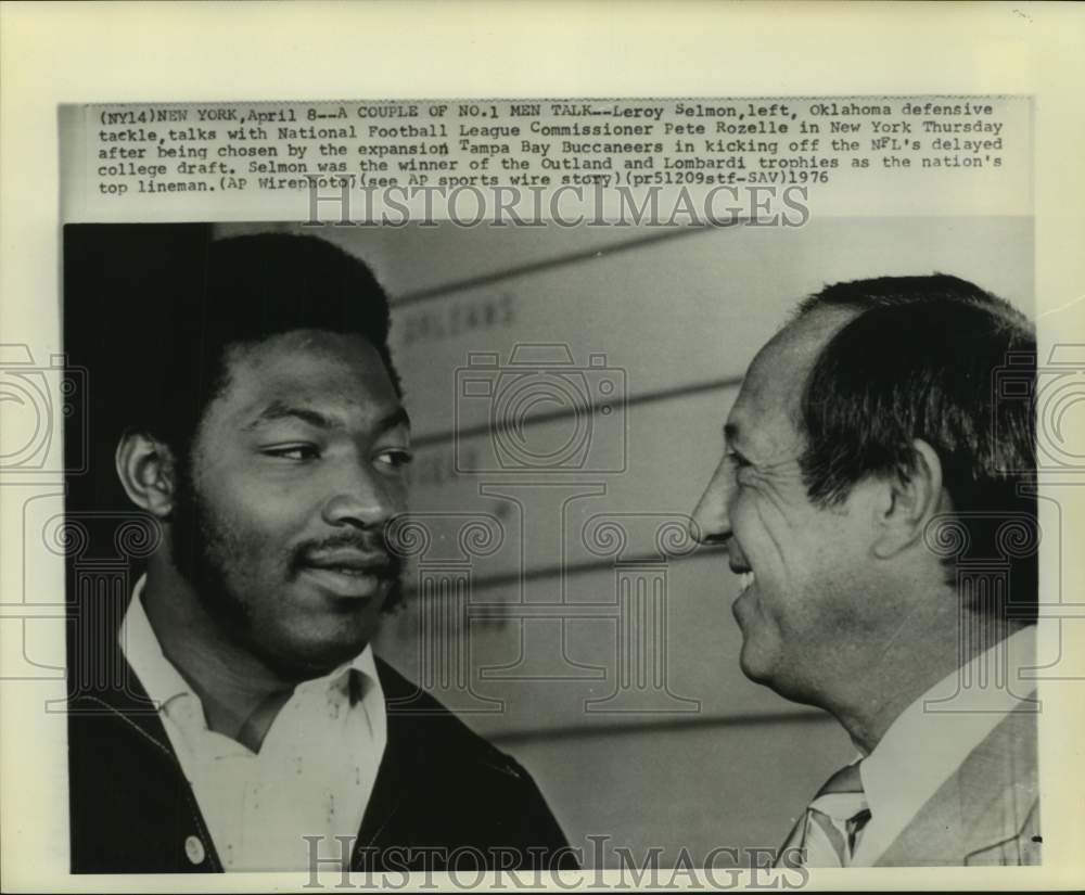 1976 Press Photo Leroy Selmon talks with Pete Rozelle at NFL draft in New York.- Historic Images