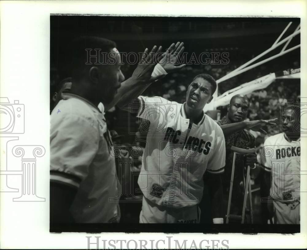 1991 Press Photo Hakeem Olajuwon is introduced during Rockets' pre-game.- Historic Images