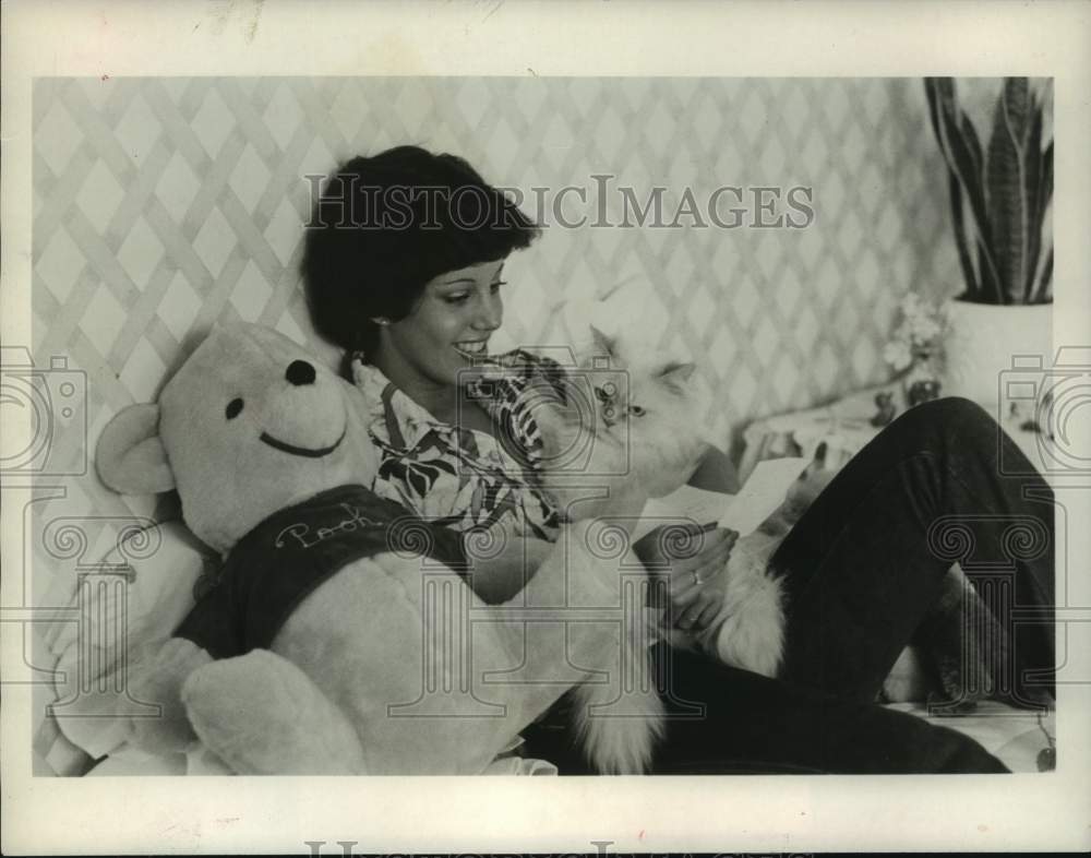 1982 Press Photo Olympic figure skater Linda Fratianne relaxes with her pet cat.- Historic Images