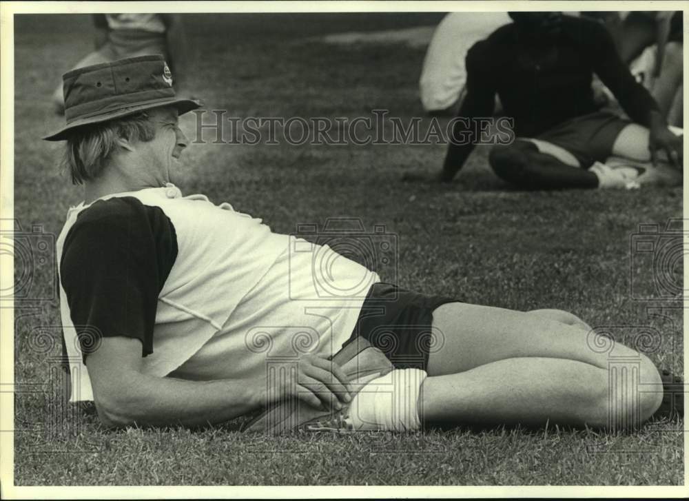 1981 Press Photo Astros' pitcher Joe Niekro stretches during warm-ups.- Historic Images