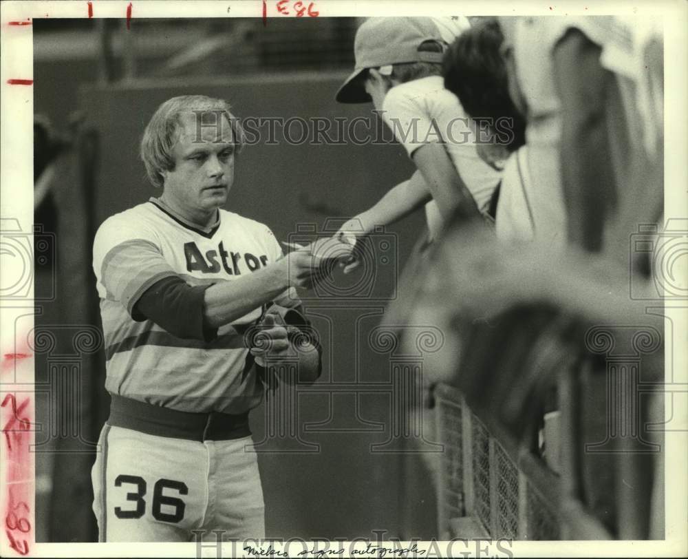 1979 Press Photo Astros&#39; pitcher Joe Niekro signs autographs for fans.- Historic Images