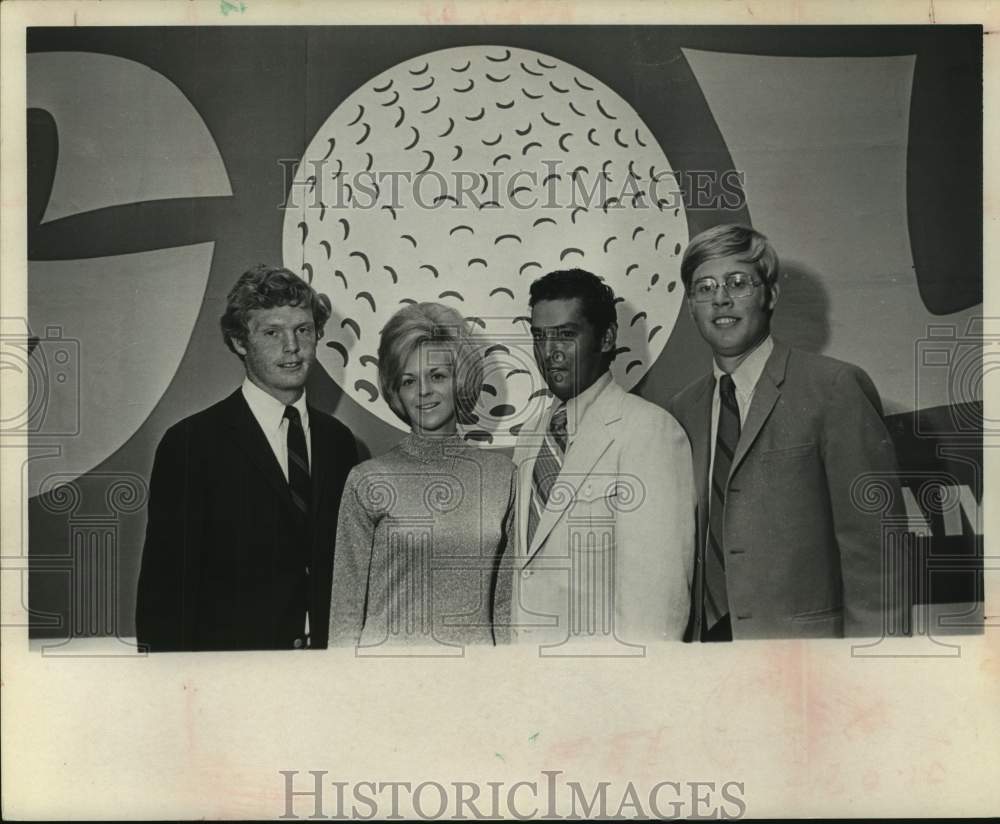 1971 Press Photo Professional golfer Homero Blancas poses with group.- Historic Images