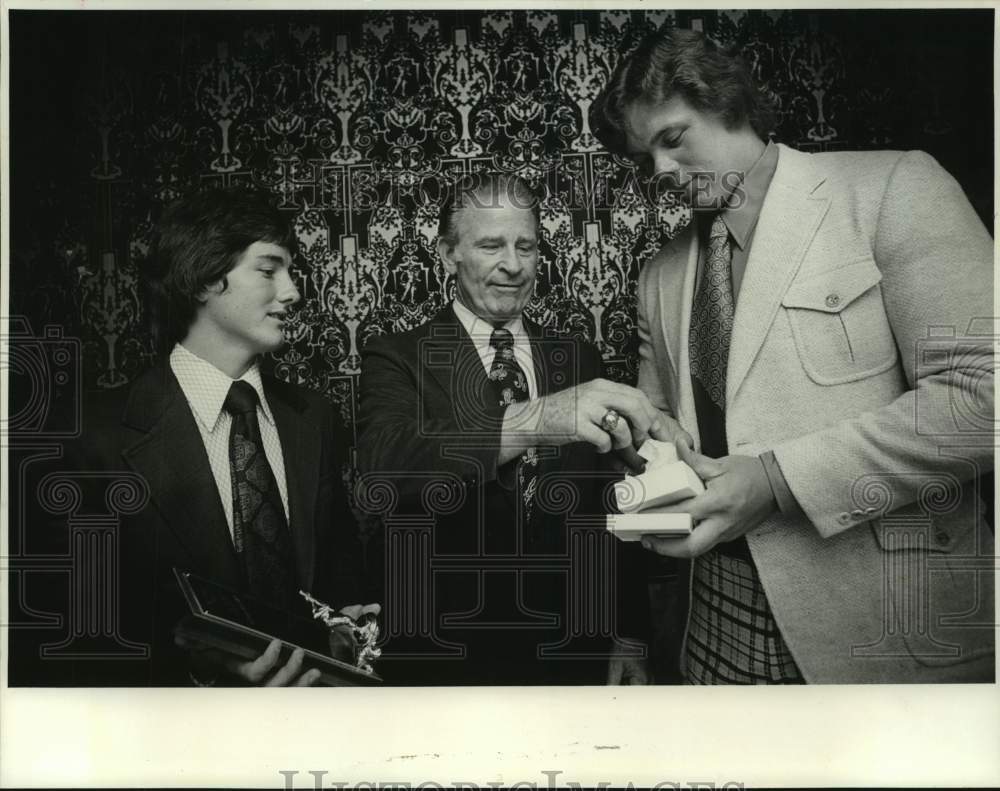 1974 Press Photo Rice athletic director A.M. &quot;Red&quot; Bale presents awards.- Historic Images