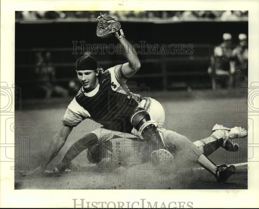 1985 Press Photo Astros&#39; catcher Mark Bailey stops Herm Winningham from scoring.- Historic Images