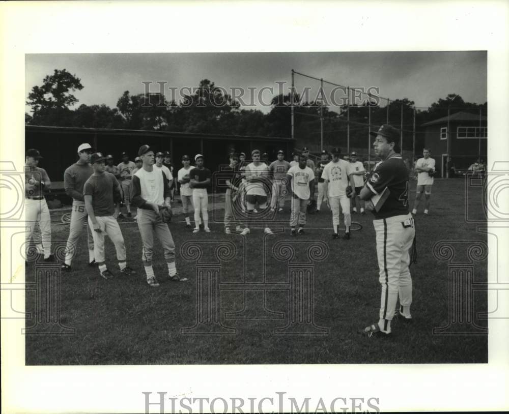 1991 Press Photo Chicago Cubs&#39; scout Paul Provas talks to players at try-outs.- Historic Images