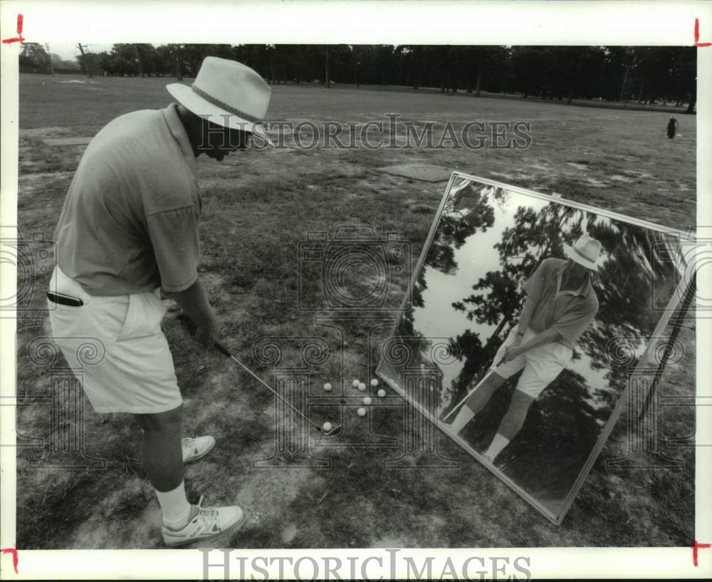 1991 Press Photo Golf instructor Fred Collins uses mirror to assist with lessons- Historic Images