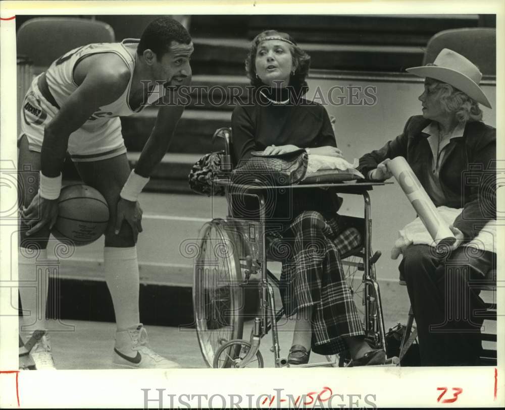 1982 Press Photo Rockets&#39; Allen Leavell talks to fans Gwen Carsey &amp; Freda Stites- Historic Images