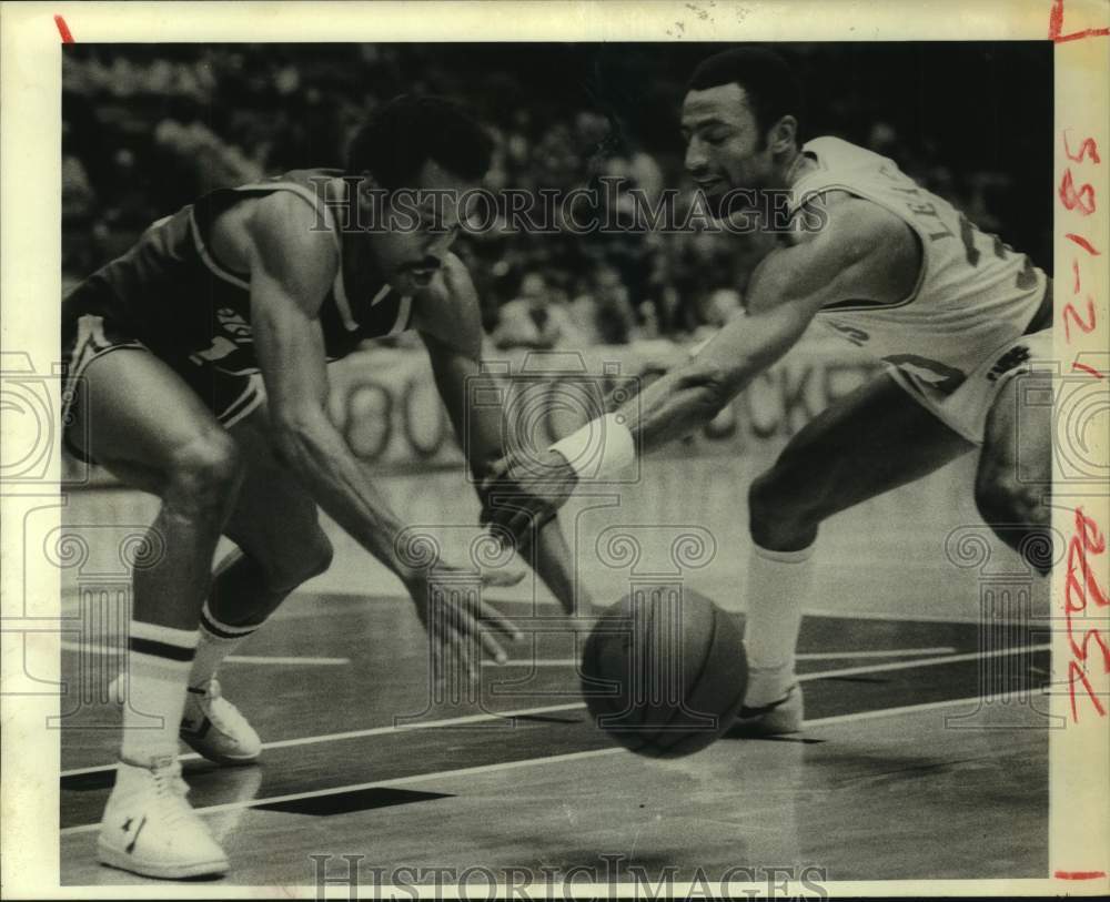 1981 Press Photo Rockets' Allen Leavell battles opponent for a loose ball.- Historic Images
