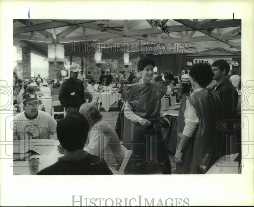 1990 Press Photo Lori Kaiser &amp; Colleen Walker wear plastic bags at the Woodlands- Historic Images