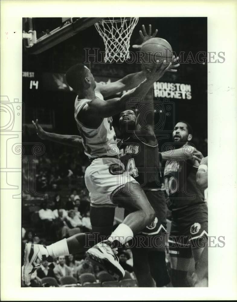 1990 Press Photo Rockets' Otis Thorpe tries to shoot over Dallas' Sam Perkins.- Historic Images