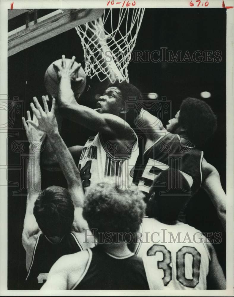 1977 Press Photo Rockets&#39; Charles Thompson shoots two amidst slew of defenders.- Historic Images