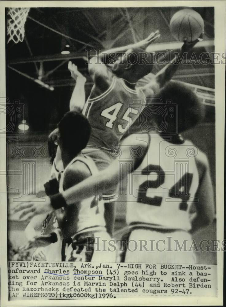 1976 Press Photo Houston&#39;s Charles Thompson goes over Arkansas Daryll Saulsberry- Historic Images