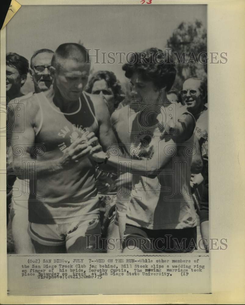 1975 Press Photo Runners Bill Stock &amp; Dorothy Curtis exchange vows on track.- Historic Images