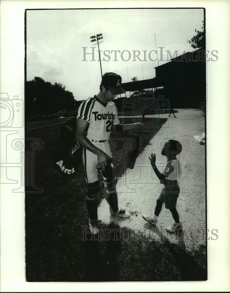 1991 Press Photo Asheville Tourists catcher Kevin Scott gives bat to John Walker- Historic Images