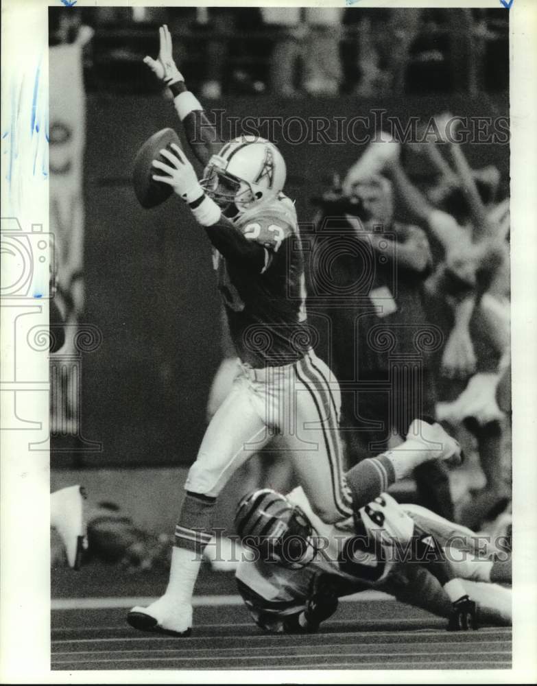 1990 Press Photo Oilers&#39; Richard Johnson eludes Bengals&#39; Mike Brennan for TD.- Historic Images