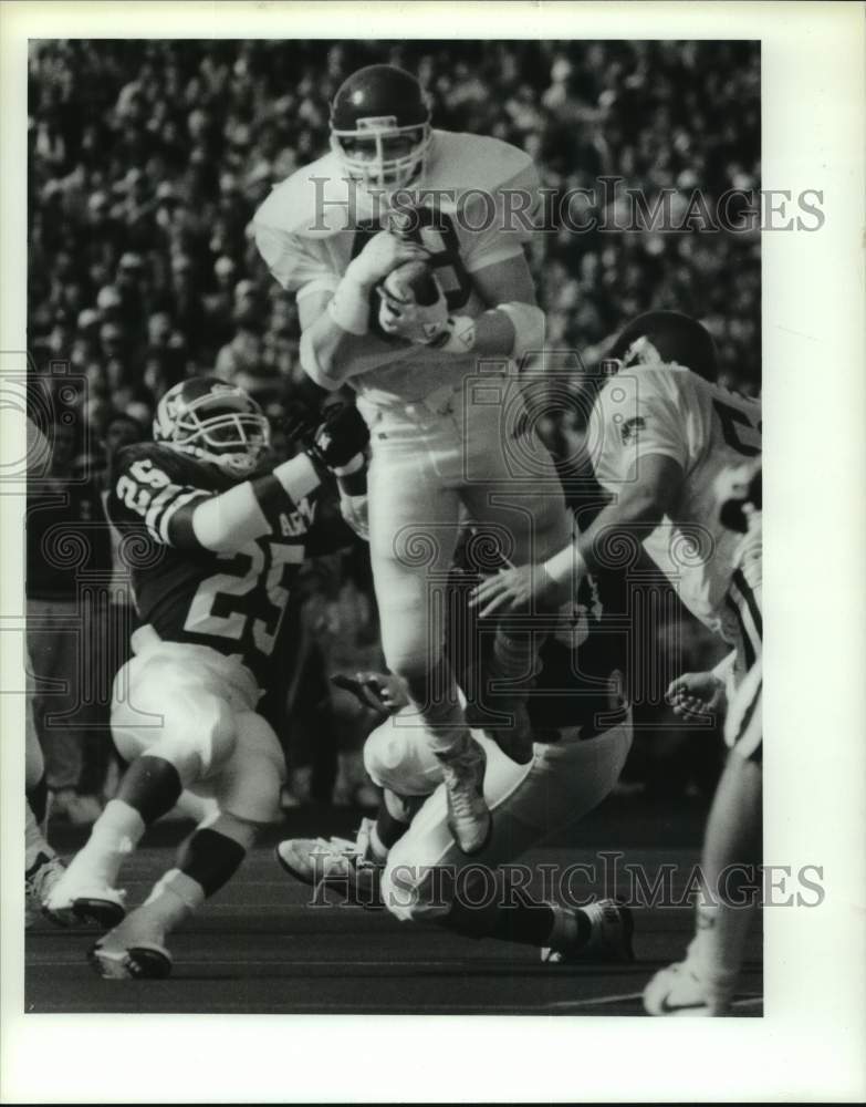 1989 Press Photo Houston&#39;s Mick Thomas leaps to intercept Texas A&amp;M pass.- Historic Images