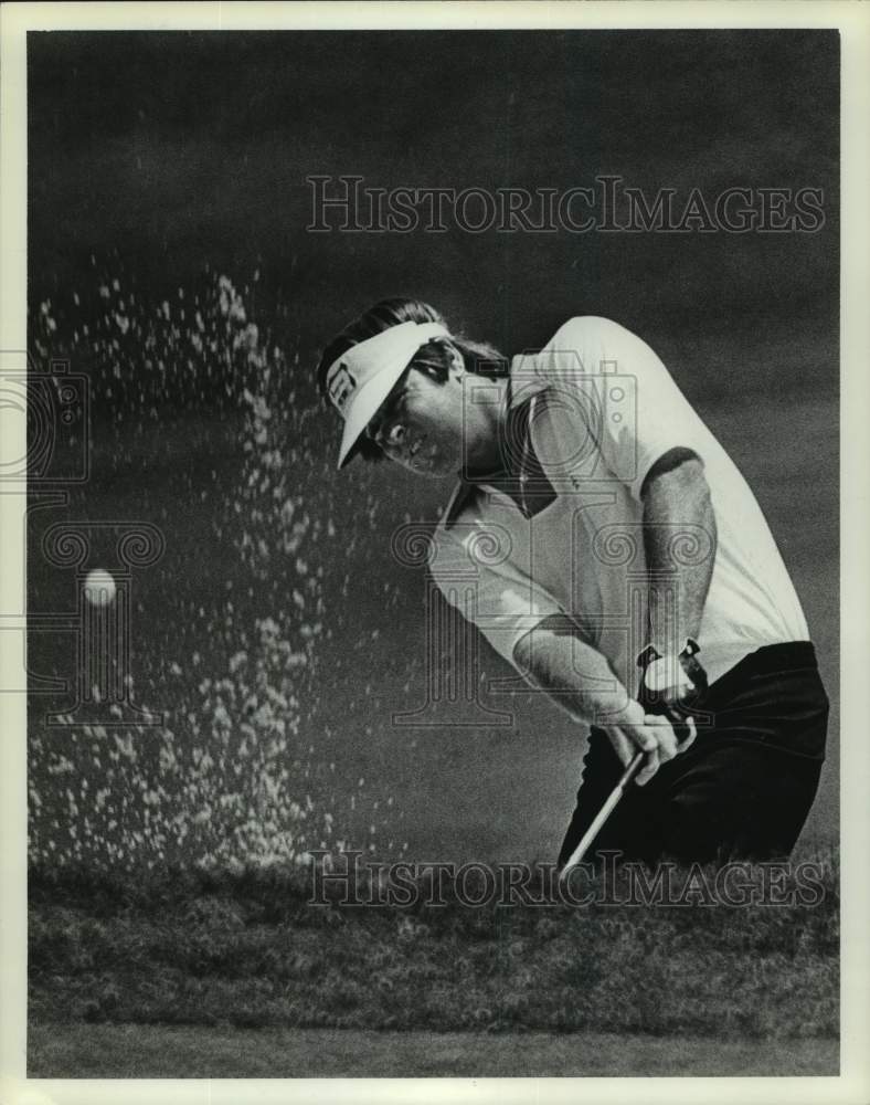 1977 Press Photo Golfer Leonard Thompson hits from sand on #4. - hcs13196- Historic Images
