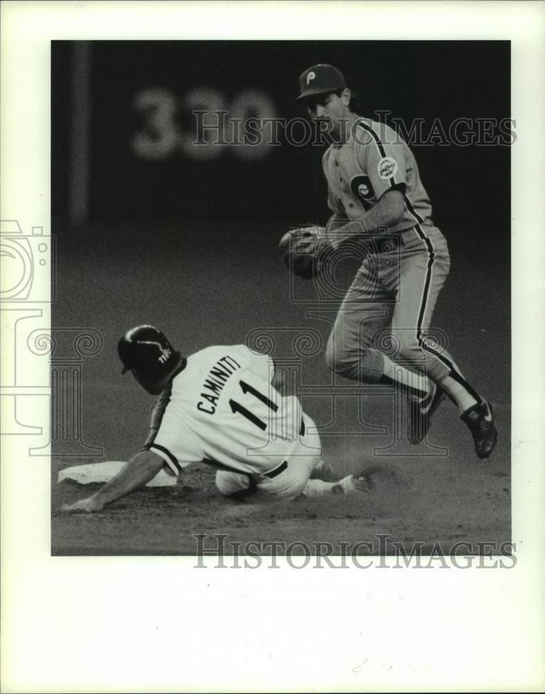 1989 Press Photo Astros&#39; Ken Caminiti stops Phillies&#39; Dickie Thon double play.- Historic Images