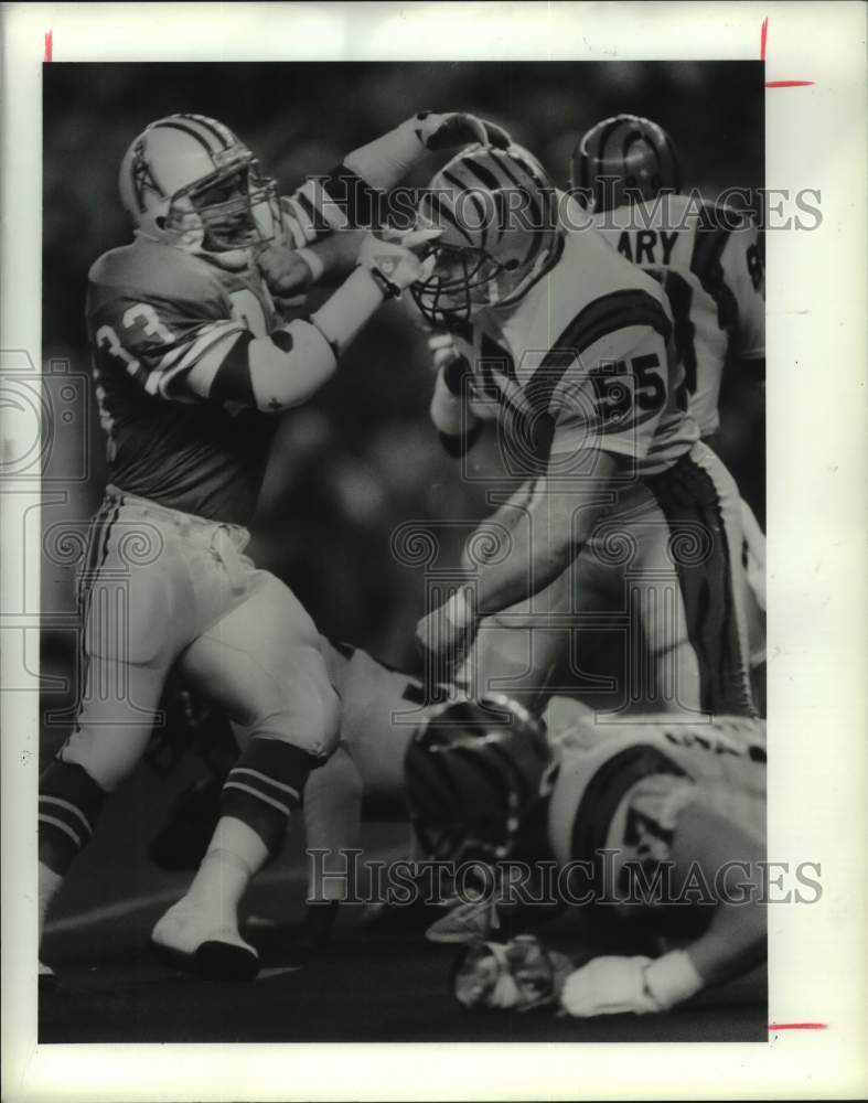 1989 Press Photo Oilers Spencer Tillman and Bengals Ed Brady have shoving match.- Historic Images