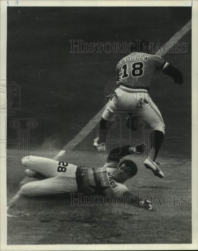 1977 Press Photo Astros&#39; Cesar Cedeno slides into 3rd under tag of Bill Madlock.- Historic Images