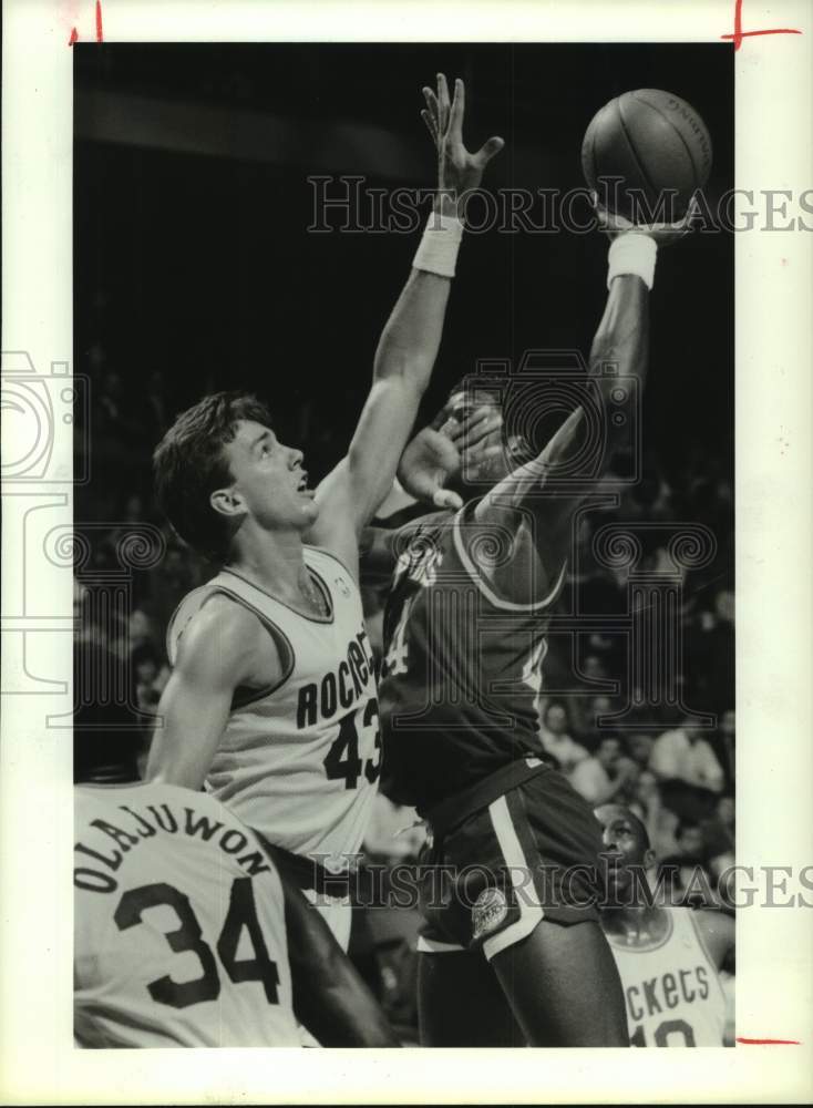 1987 Press Photo Rockets&#39; Jim Petersen defends against Clippers&#39; Michael Cage.- Historic Images