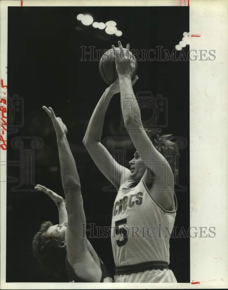 1980 Press Photo Rockets&#39; Billy Paultz shoots over Bullets&#39; Mitch Kupchek- Historic Images