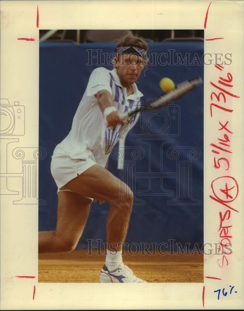 1990 Press Photo Pro tennis player Bruno Oresar hits backhand lob at River Oaks.- Historic Images