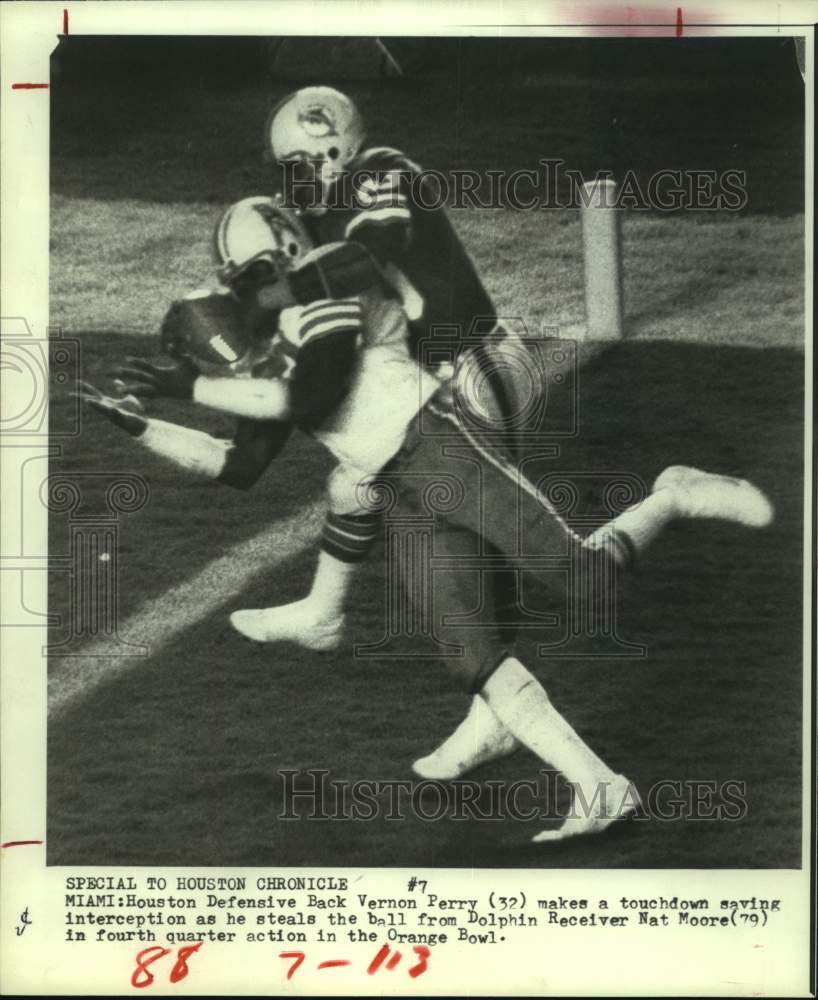 1979 Press Photo Oilers&#39; Vernon Perry intercepts pass from Dolphins&#39; Nat Moore.- Historic Images