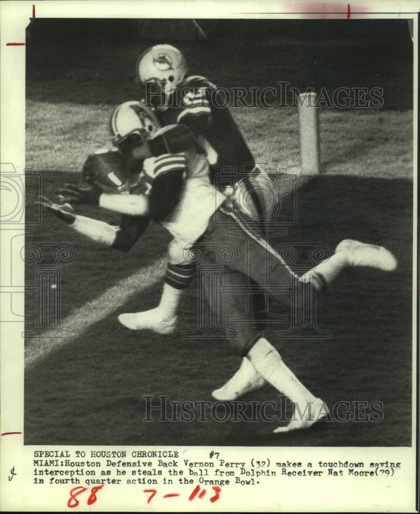 1979 Press Photo Oilers' Vernon Perry intercepts pass from Dolphins' Nat Moore.- Historic Images