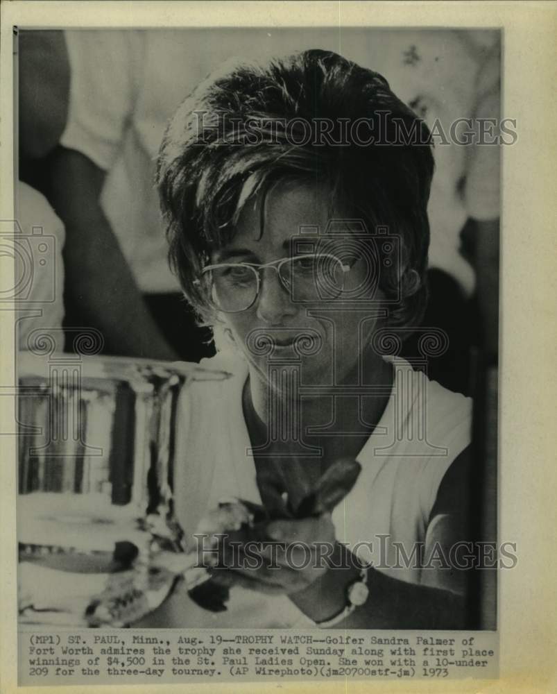 1973 Press Photo Golfer Sandra Palmer admires trophy after St. Paul Open win.- Historic Images