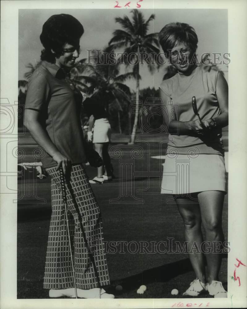 1972 Press Photo Golf pro Sandra Palmer shows how to hold an iron. - hcs13572- Historic Images