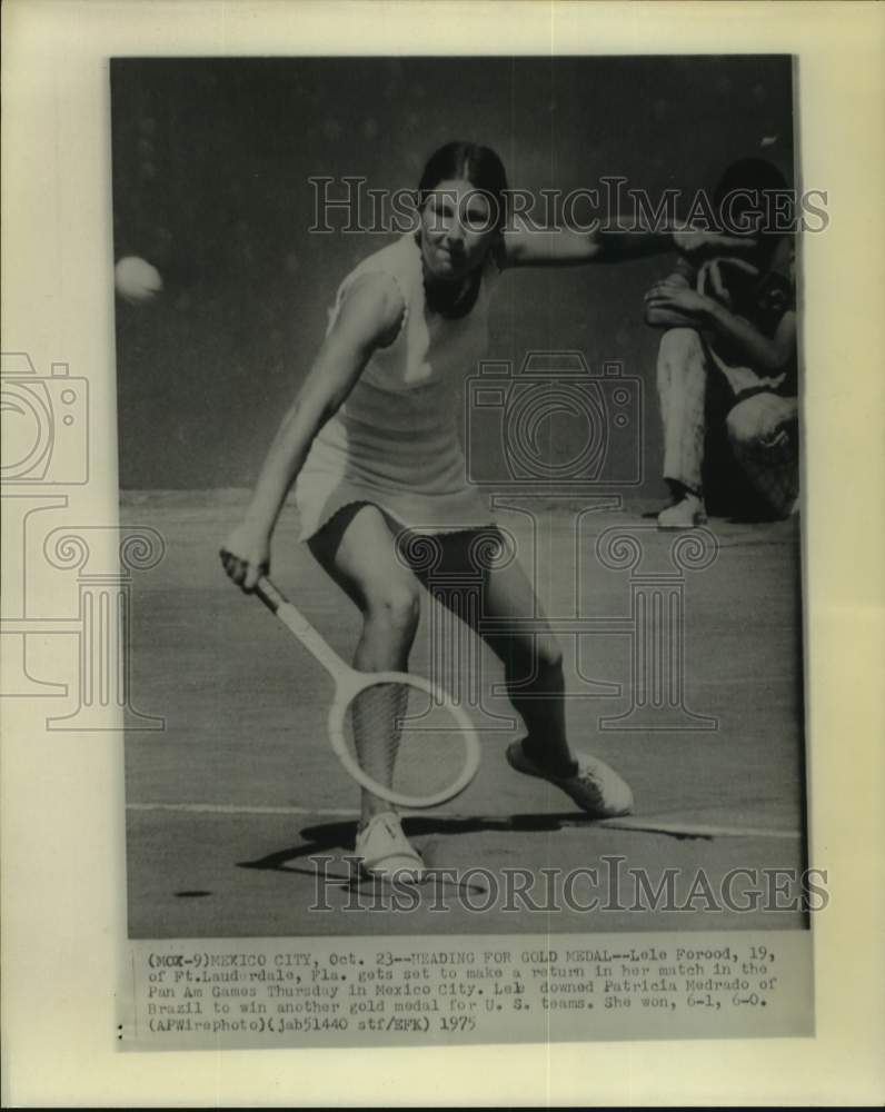 1975 Press Photo Lele Forood hits return on way to gold for US in Pan Am Games.- Historic Images