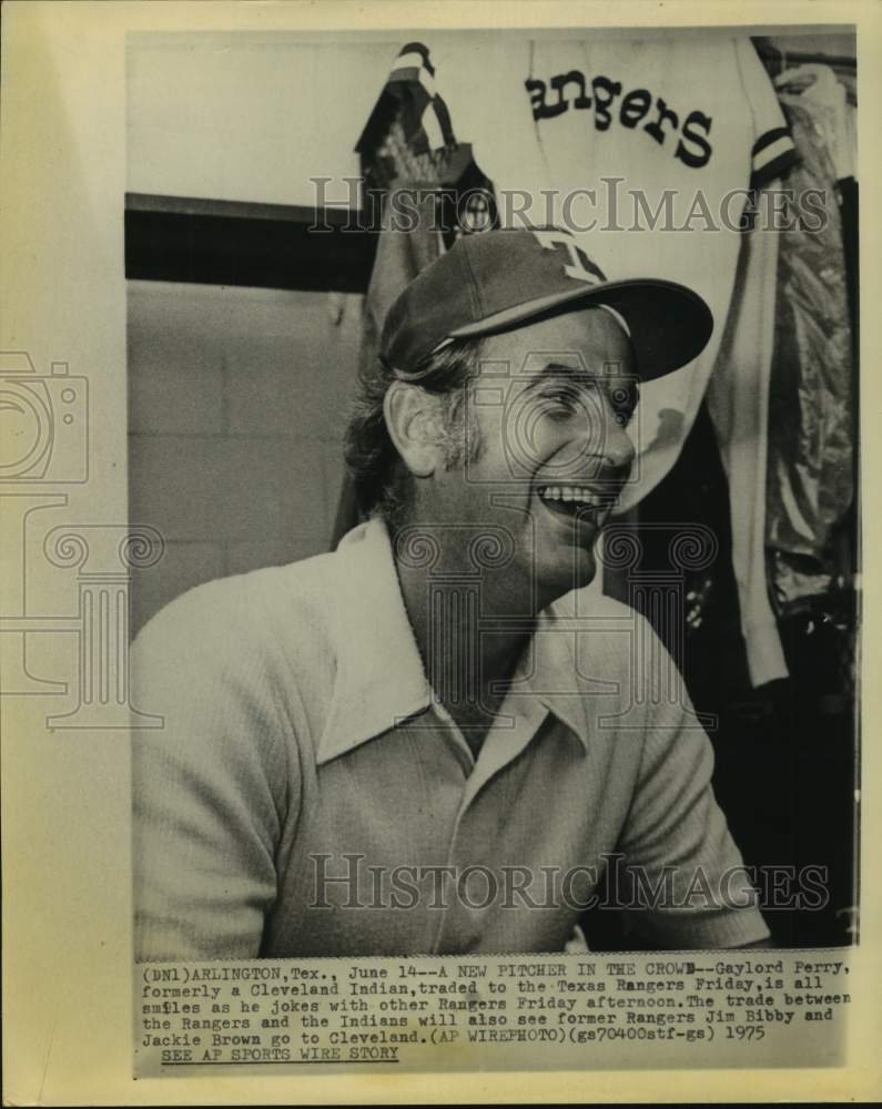 1975 Press Photo Pitcher Gaylor Perry wears new Texas Rangers hat after trade.- Historic Images