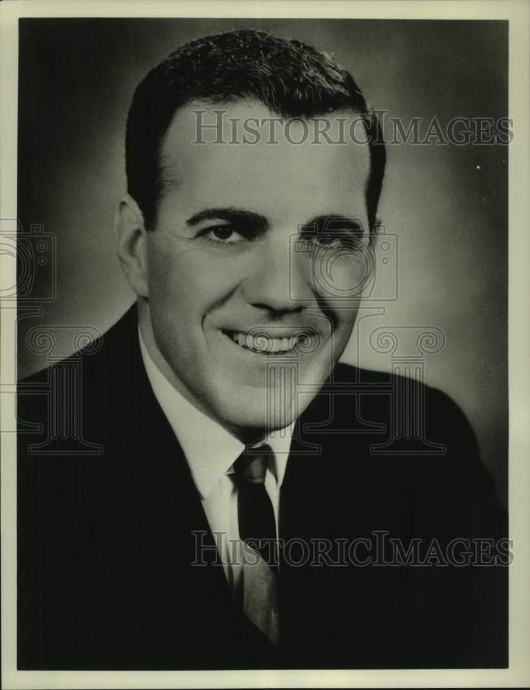 Press Photo Notre Dame coach Ara Paraseghian to broadcast Notre Dame pre-game.- Historic Images