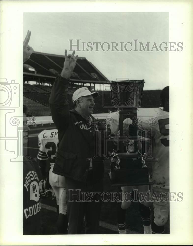 1987 Press Photo Houston Jack Pardee celebrates winning Bayou Bucket.- Historic Images