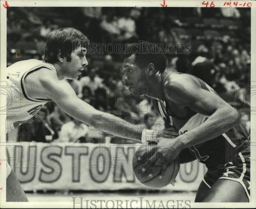 1980 Press Photo Rockets Rudy Tomjanovich plays tough defense against Supersonic- Historic Images