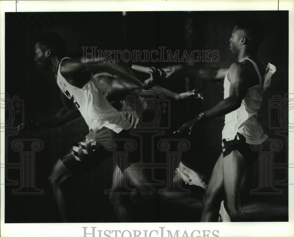 1989 Press Photo Texas Southern&#39;s Omagbemi takes baton in 4X100-meter relay race- Historic Images